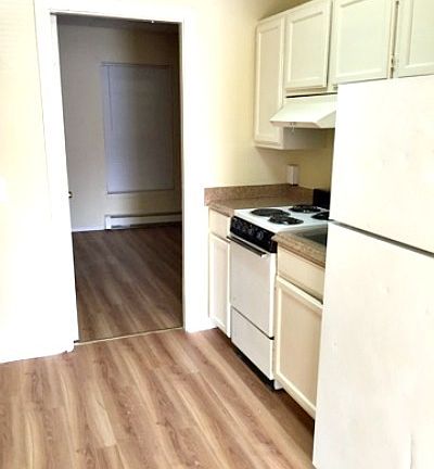 Kitchen w/ Appliances