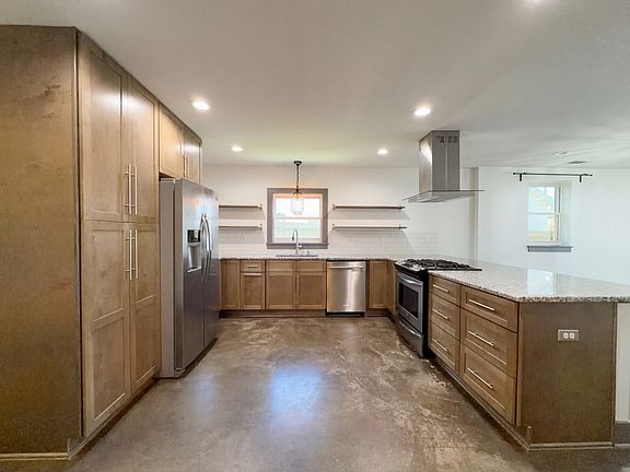 4th image of 1067 Zophi St