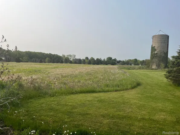 8254 Almont Rd, Almont, MI 48003