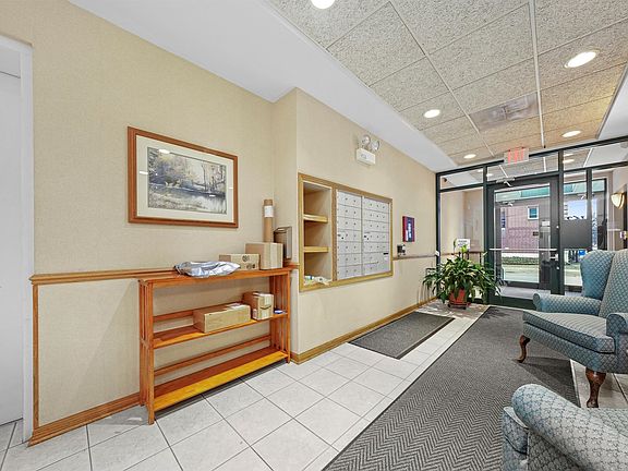 4th image of 1636 Ashland Ave Unit 305