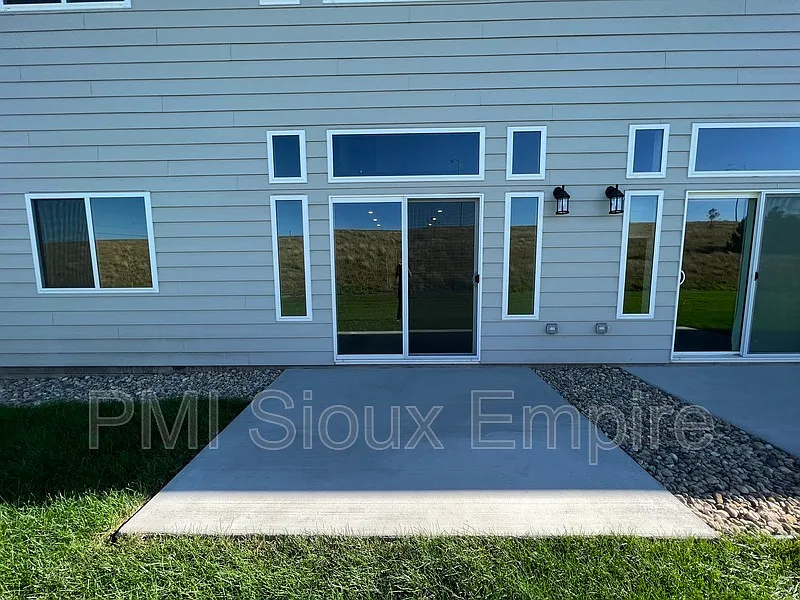 3 bed, 2.5 bath, 1500 sqft, $1,950 — Photo 3