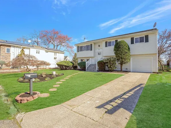 192 Maple Court, Copiague, NY 11726