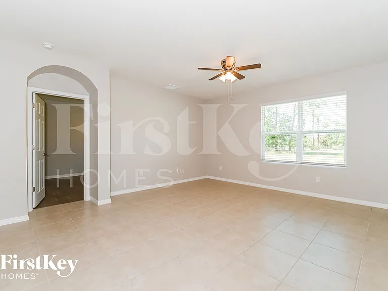 2705 SW 4th Ln — Photo 2
