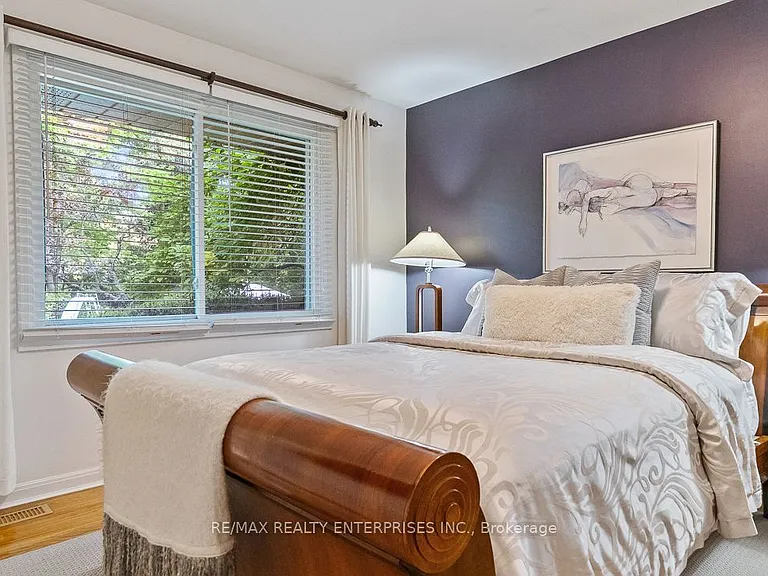 1373 Queen Victoria Ave — Photo 20