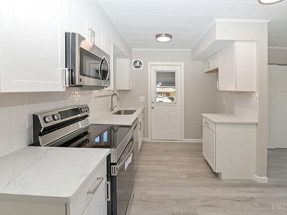 4th image of 9022 Fontainebleau Ter
