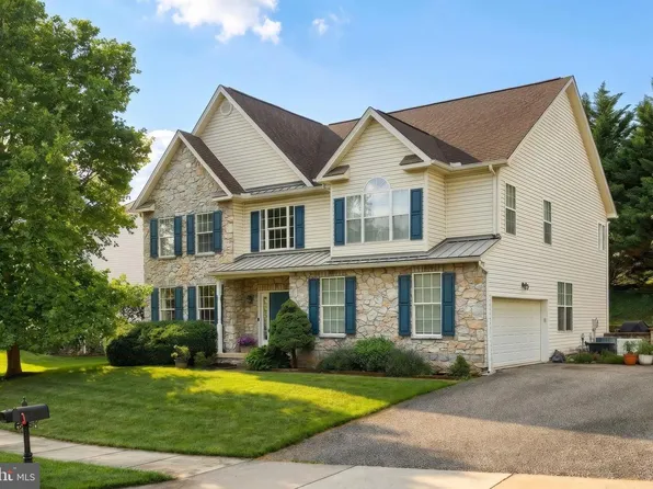 1243 Winding Oak Dr, York, PA 17403