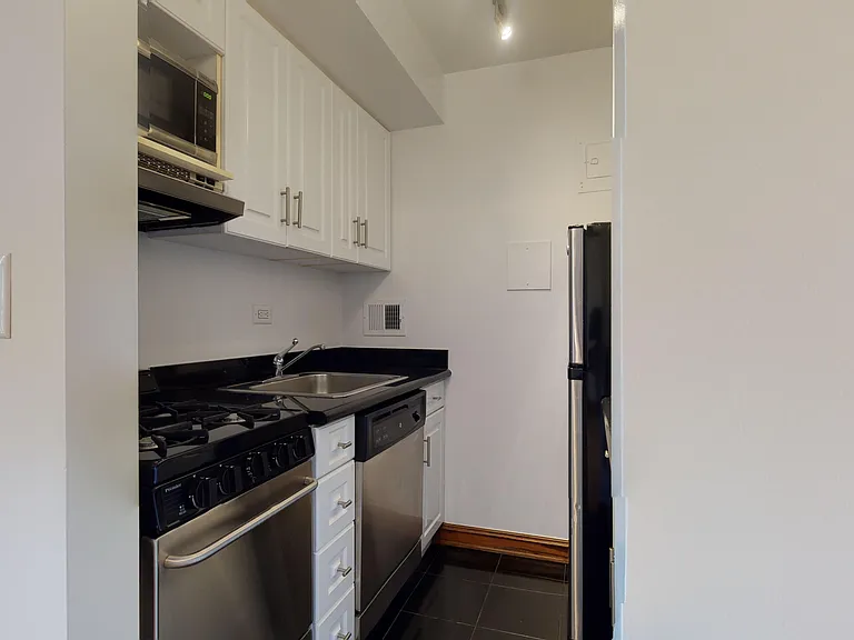 305 W 13th St #4G — Photo 7