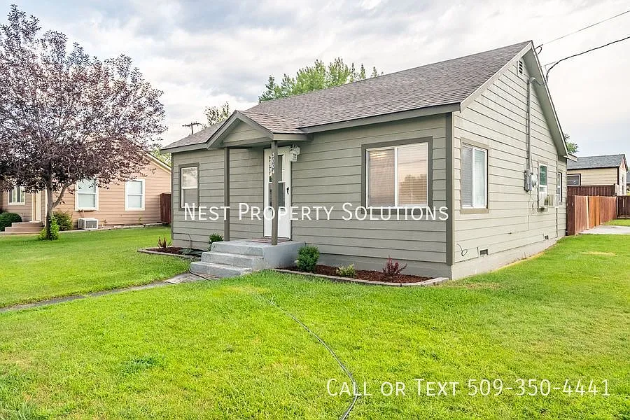 Cozy Home on Corner Lot — Photo 3