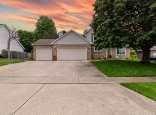 19 Ravenwood Cir, Bloomington, IL