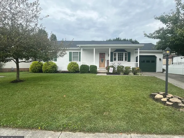 54 Brewster St, Hanover, PA 17331