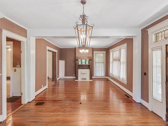 5th image of 1662 Forest Ave