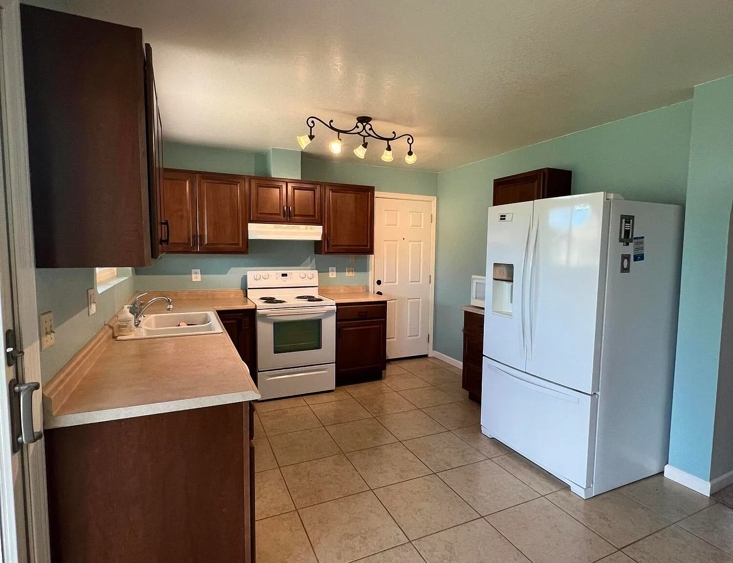 3 bed, 2.0 bath, 1049 sqft, $1,695 — Photo 4