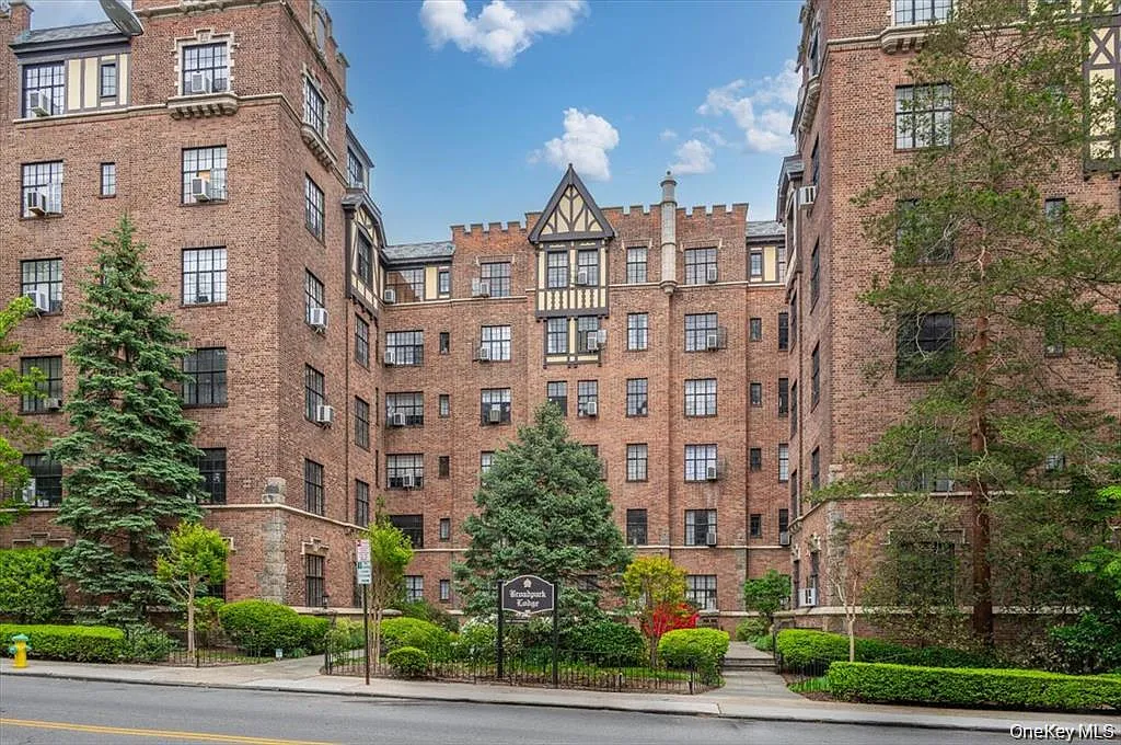 2 bed, 1.0 bath, 1200 sqft, $3,200 — Photo 1