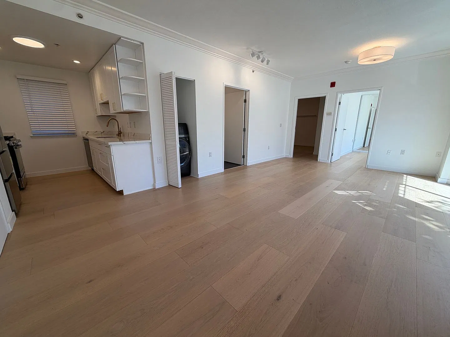 900 Van Ness Ave — Photo 2