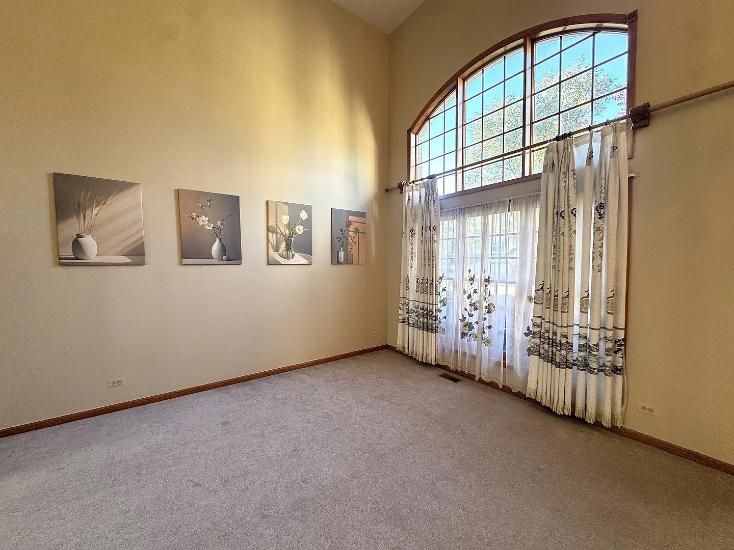 4 bed, 2.5 bath, 3290 sqft, $4,650 — Photo 4