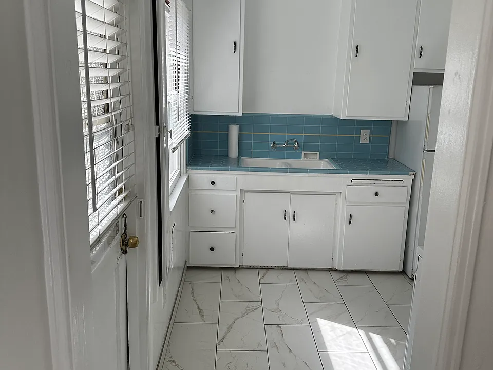 1849 S Beverly Glen Blvd #1851