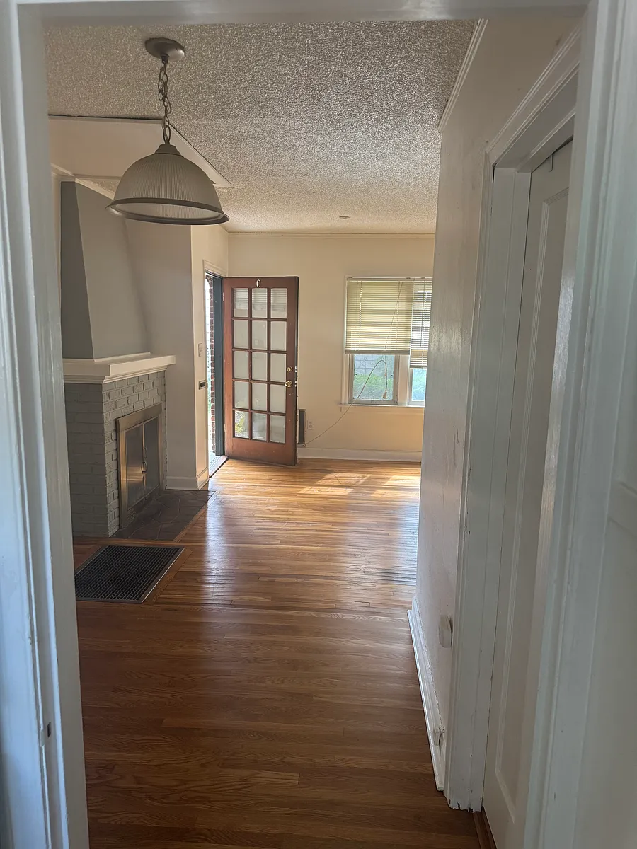 Building Photo - 305 E 3rd Ave #3