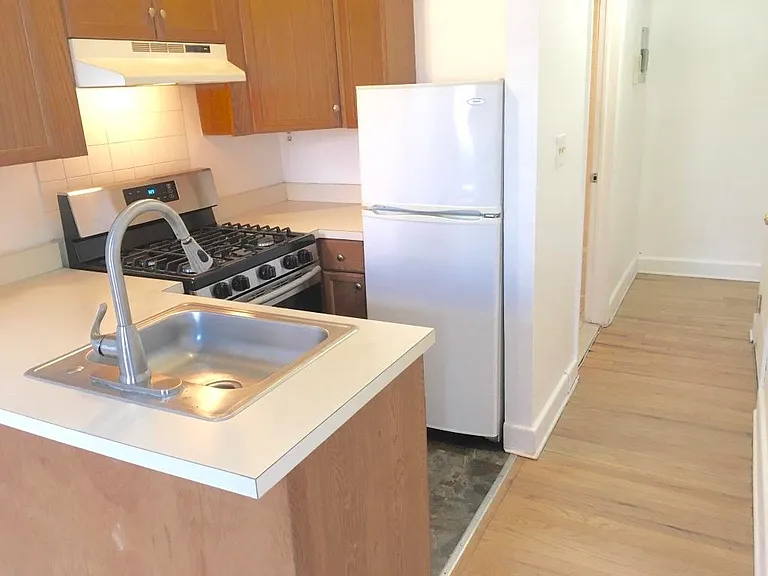283 Monmouth St — Photo 2