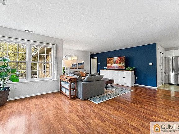 3rd image of 220 Pennsylvania Way