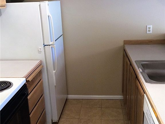 4th image of 123 Myreboe St NE #16-F
