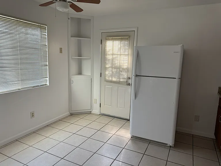 2205 E Blacklidge Dr — Photo 3