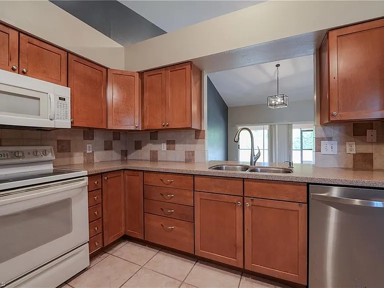 430 Saint Andrews Blvd #6 — Photo 18