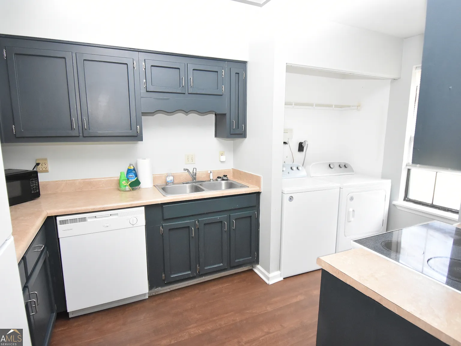 2 bed, 1.5 bath, 972 sqft, $2,300 — Photo 3