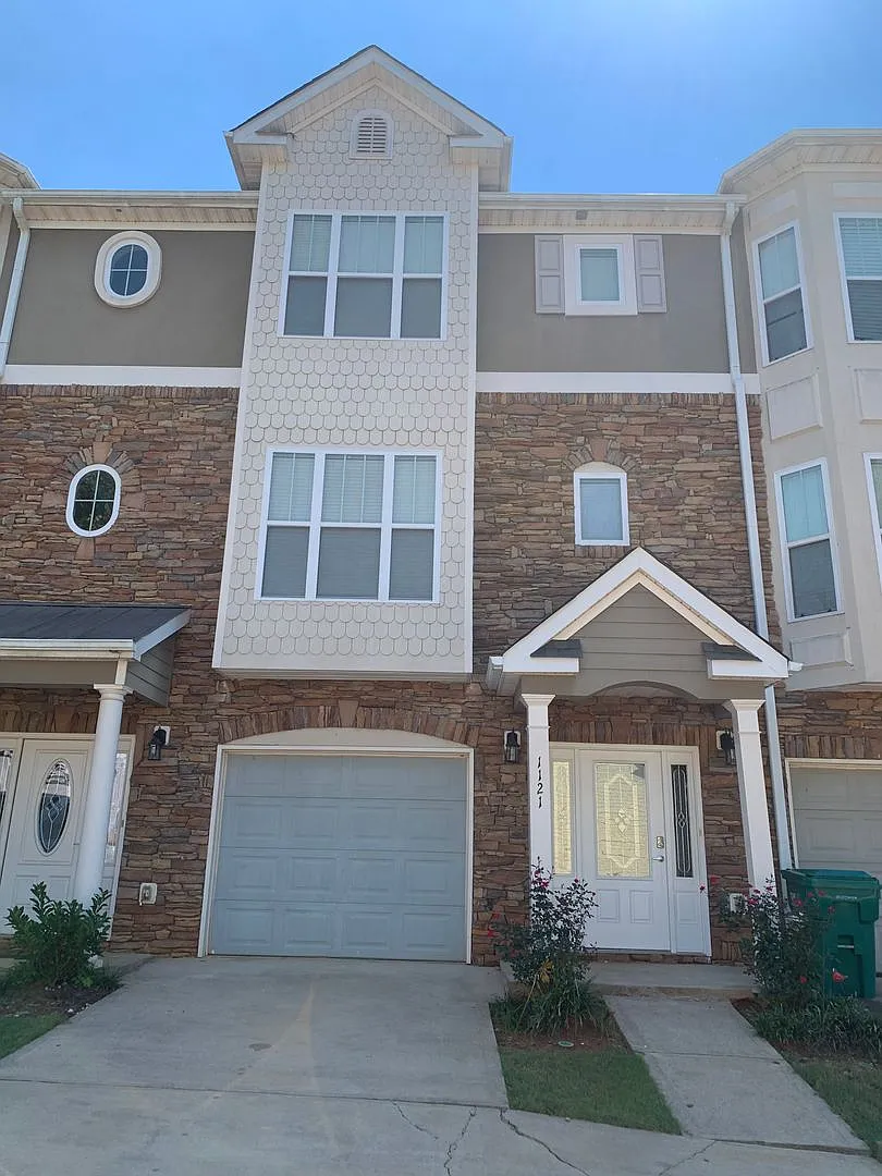 1121 Red Bud St photo 1