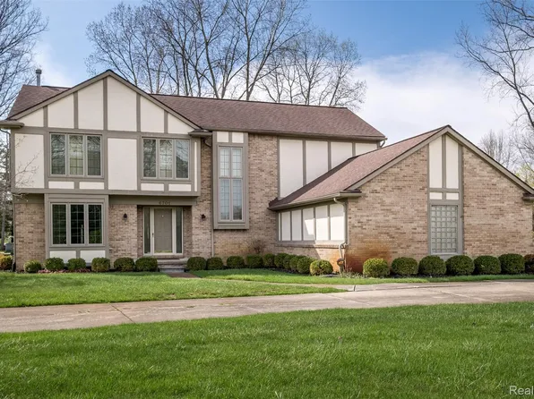 6701 Sun Valley Dr, Clarkston, MI 48348