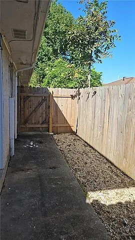 924 Deslonde St #B — Photo 12
