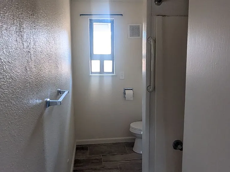 464 Smith St — Photo 9