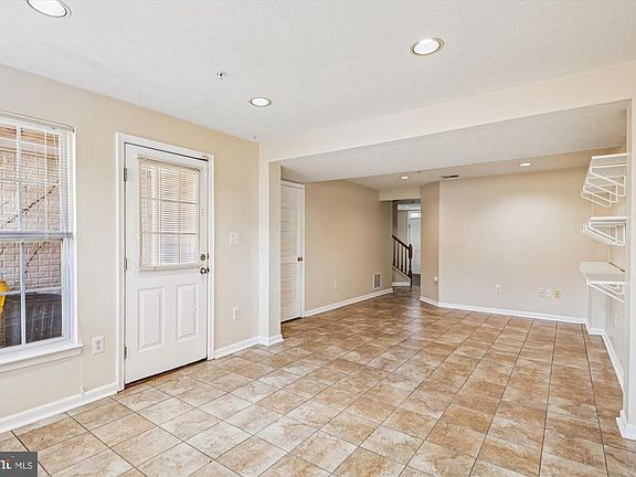 4th image of 1456 Pangbourne Way