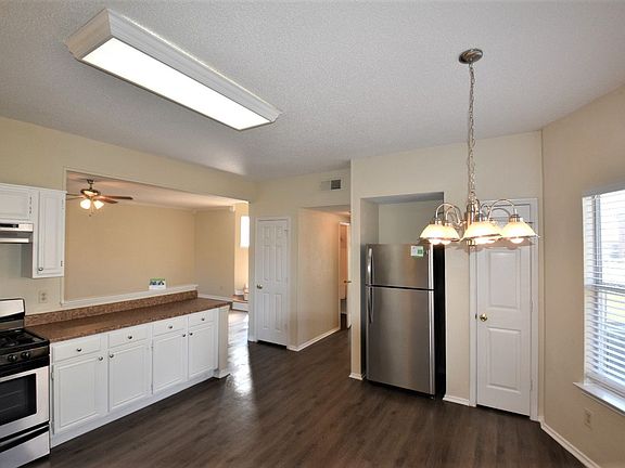 5th image of 1004 Lake Bluff Ct