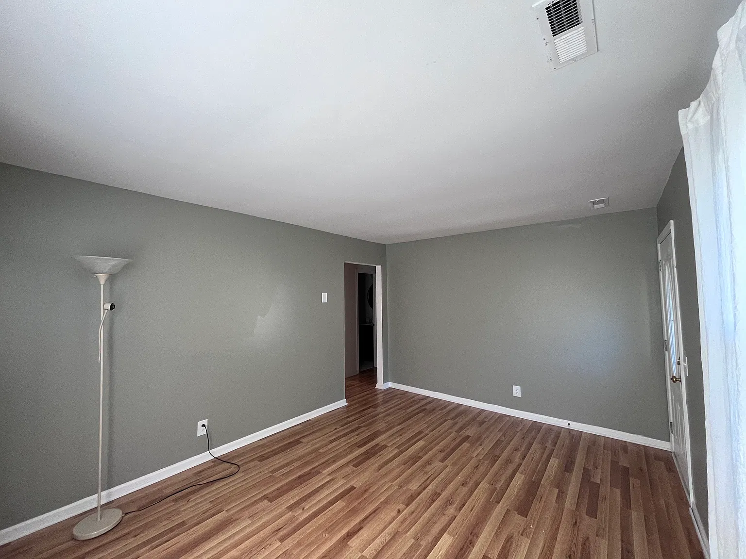 4 bed, 1.5 bath, 1353 sqft, $2,200 — Photo 4