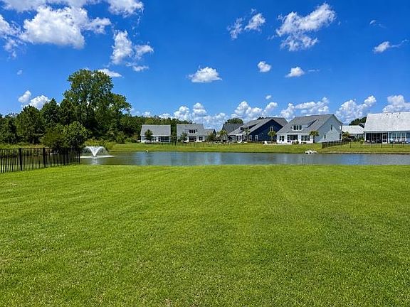 3rd image of 374 Harbour View Dr.