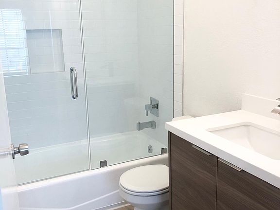 3rd image of 1550 N Fuller Ave #105