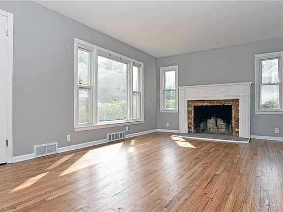 3rd image of 950 Greenwood Ave