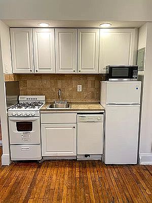 3rd image of 220 Waverly Pl APT 1