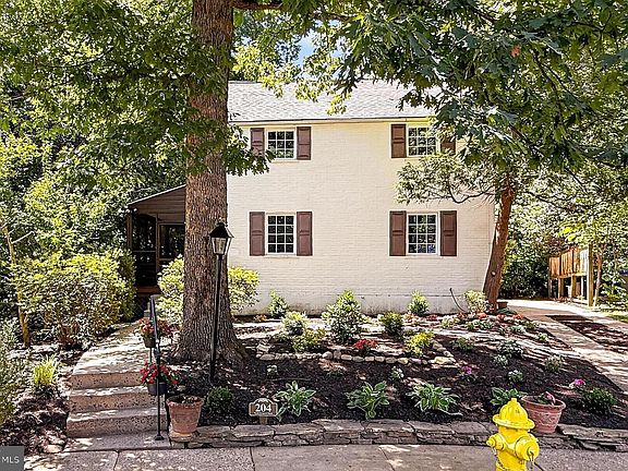3rd image of 204 N Evergreen St