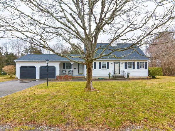14 Lantern Lane, Falmouth, MA 02540