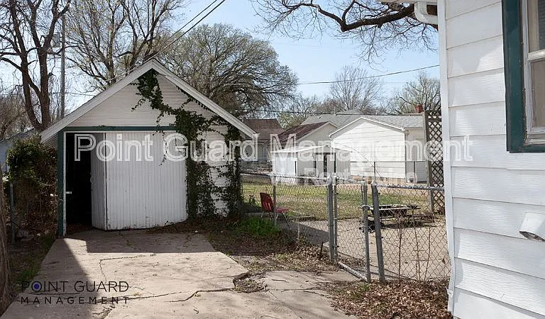 221 S Millwood Ave — Photo 13