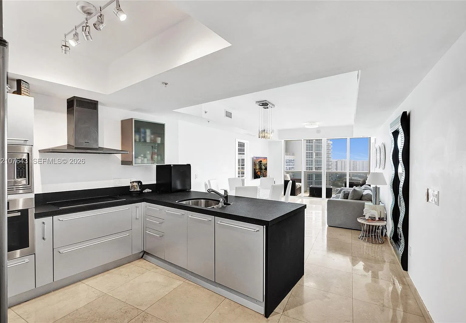 Trump Royale Condo — Photo 4