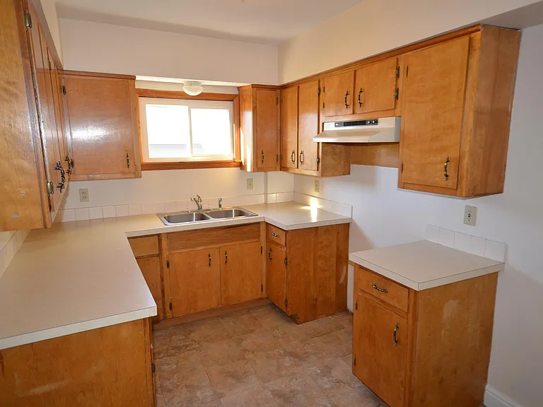 805 Saxon Ave — Photo 9