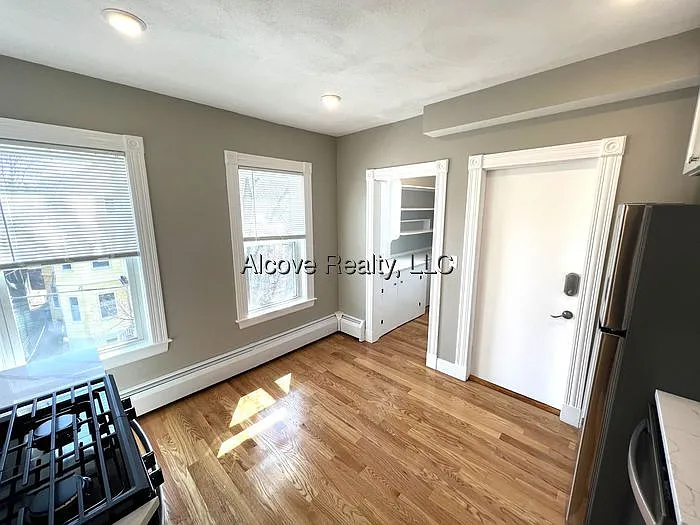 3 bed, 1.0 bath, $4,400 — Photo 4