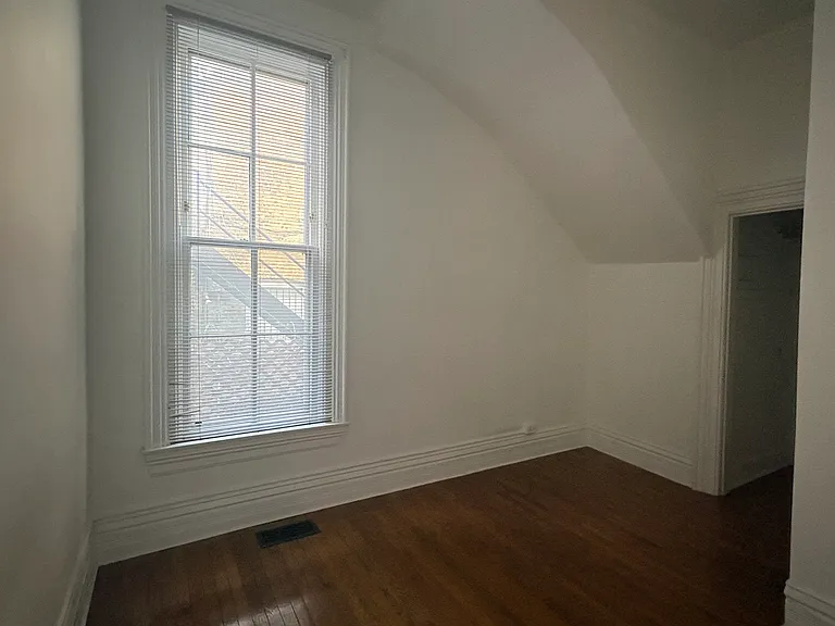 610 W Briar Pl #1 — Photo 8
