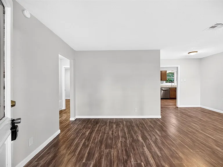 530 Globe St — Photo 9