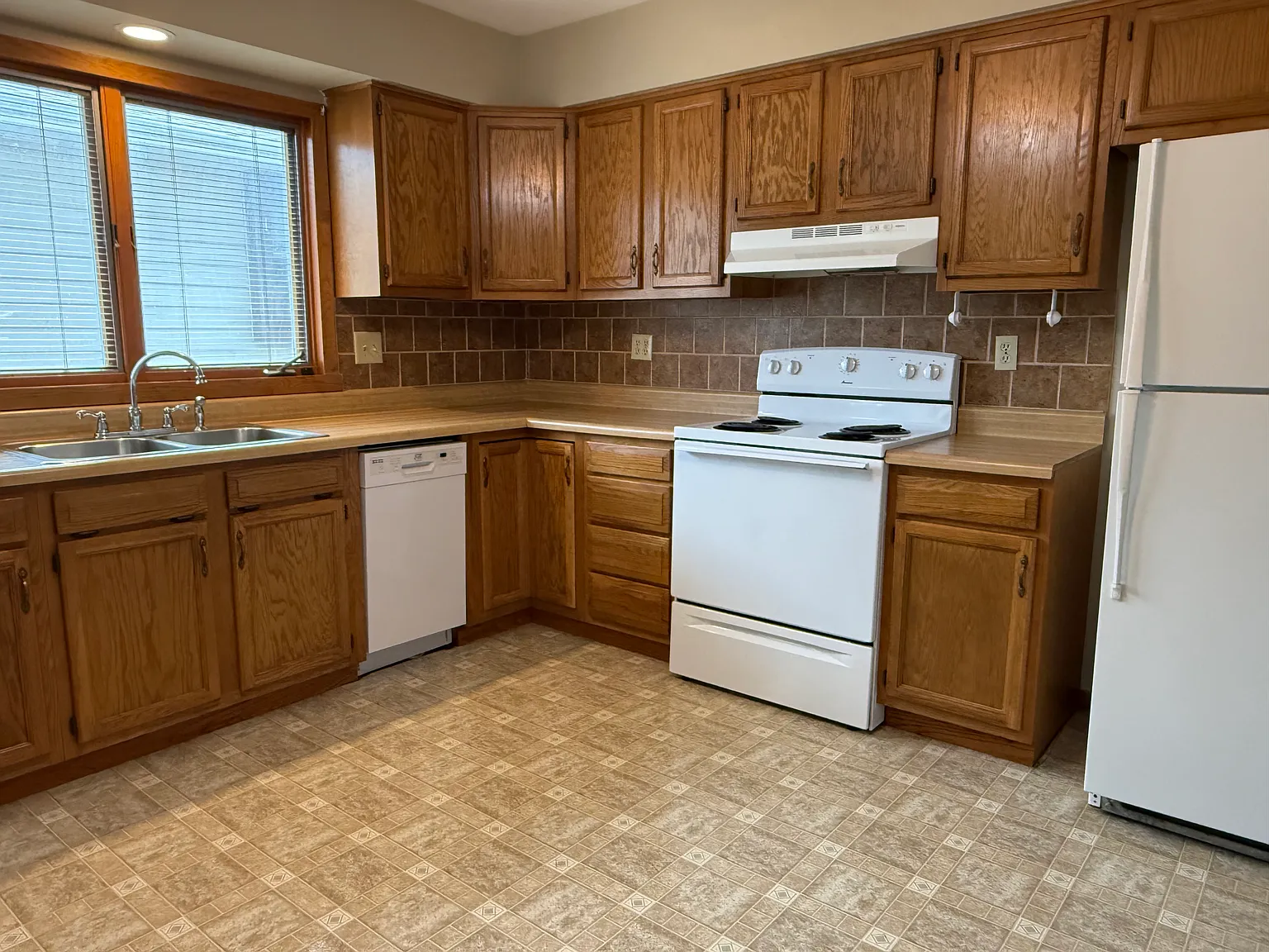 3 bed, 953 sqft, $1,450 — Photo 2