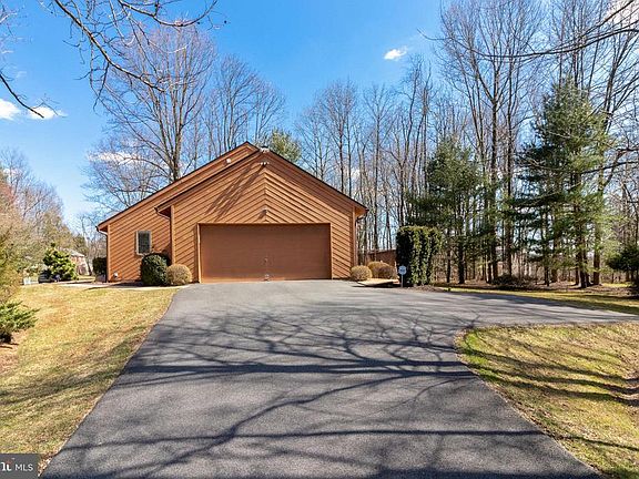 3rd image of 1008 White Birch Dr