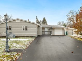 37275 N Grandwood Dr, Gurnee, IL 60031