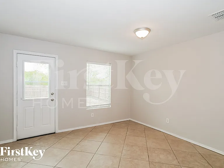 4545 Waterford Dr — Photo 5